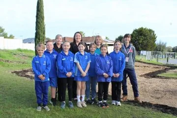 Poseidon Primary School students with, from left to right, Melissa Guy (Poseidon Primary School Principal), Emily Hamilton (MLA for Joondalup), Louise Tarrier (CEO of Carbon Positive Australia and Dr 